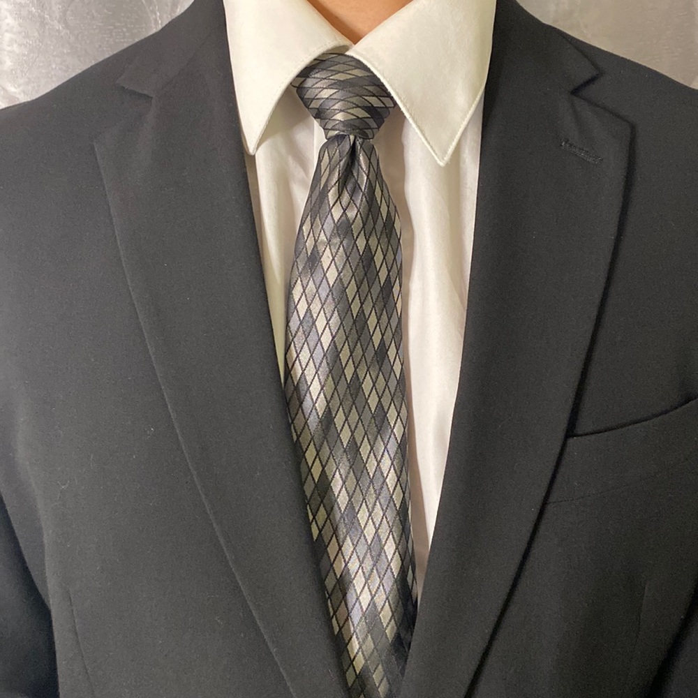 Van Heusen Men's Necktie. Gray Diamonds. 50 inches